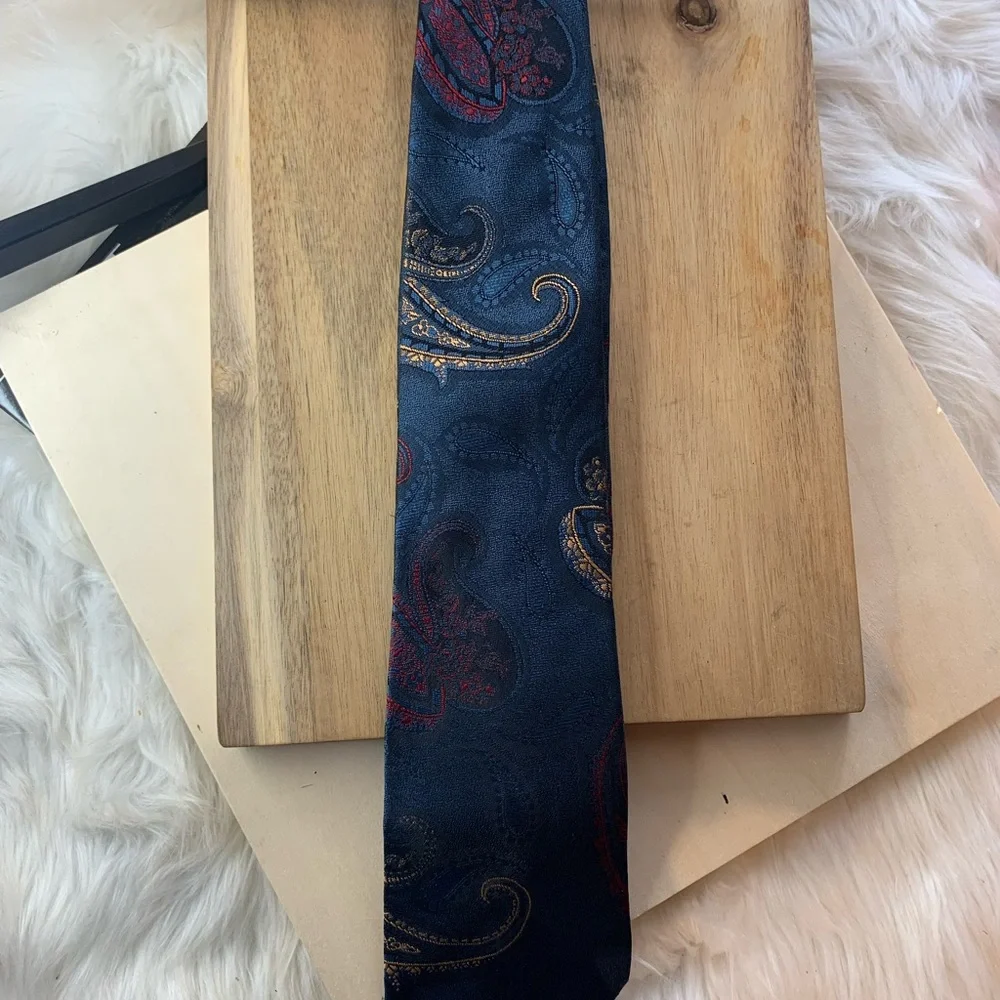 Oscar De La Renta Mens Tie Navy Paisley Print EUC
